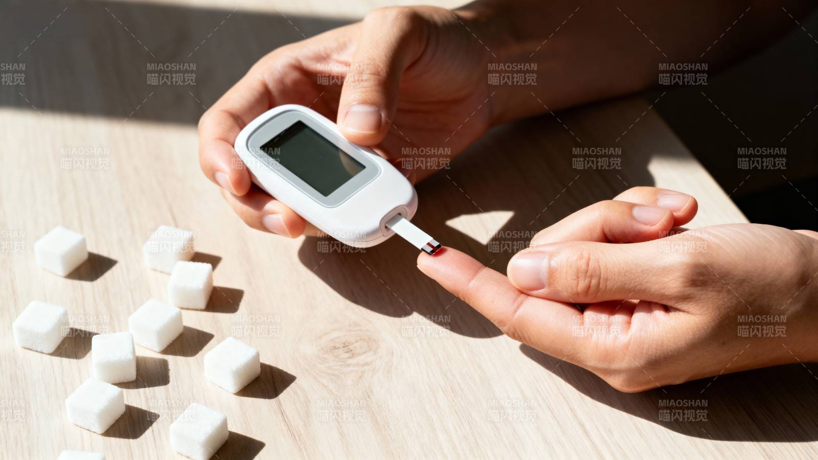 血糖检测与糖块对比图片