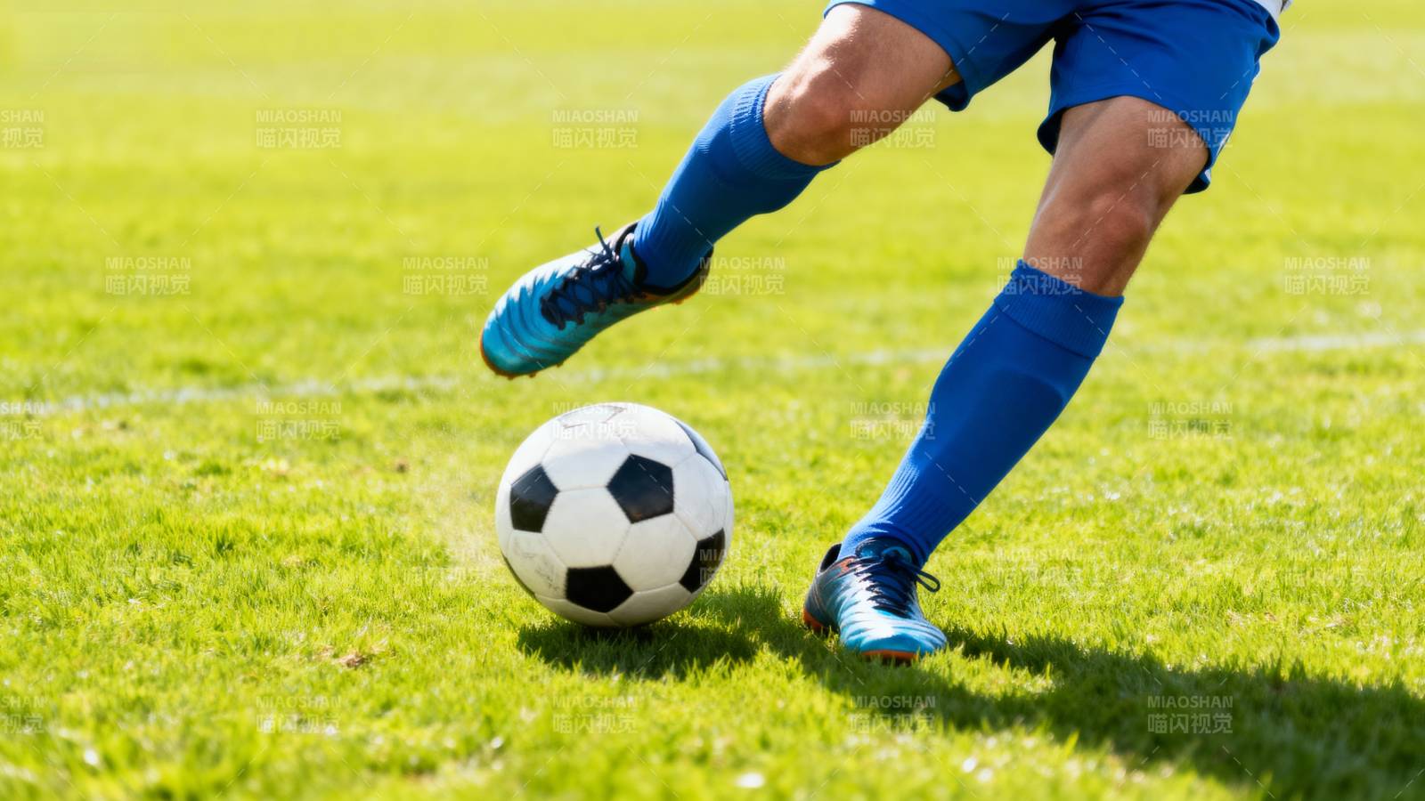 足球运动员踢球瞬间图片