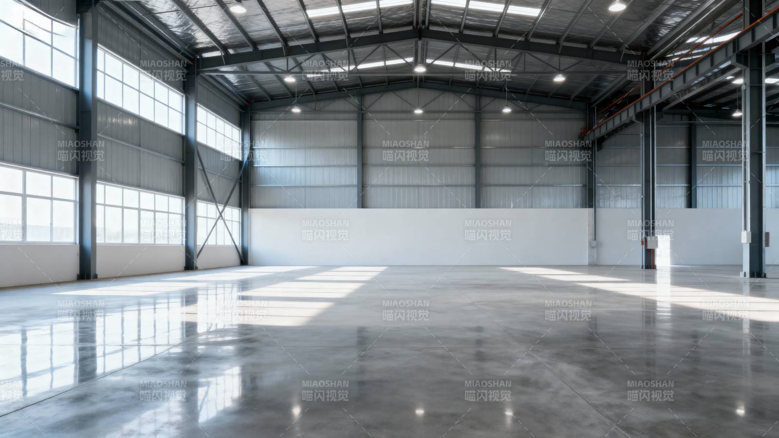 宽敞明亮的工业厂房图片