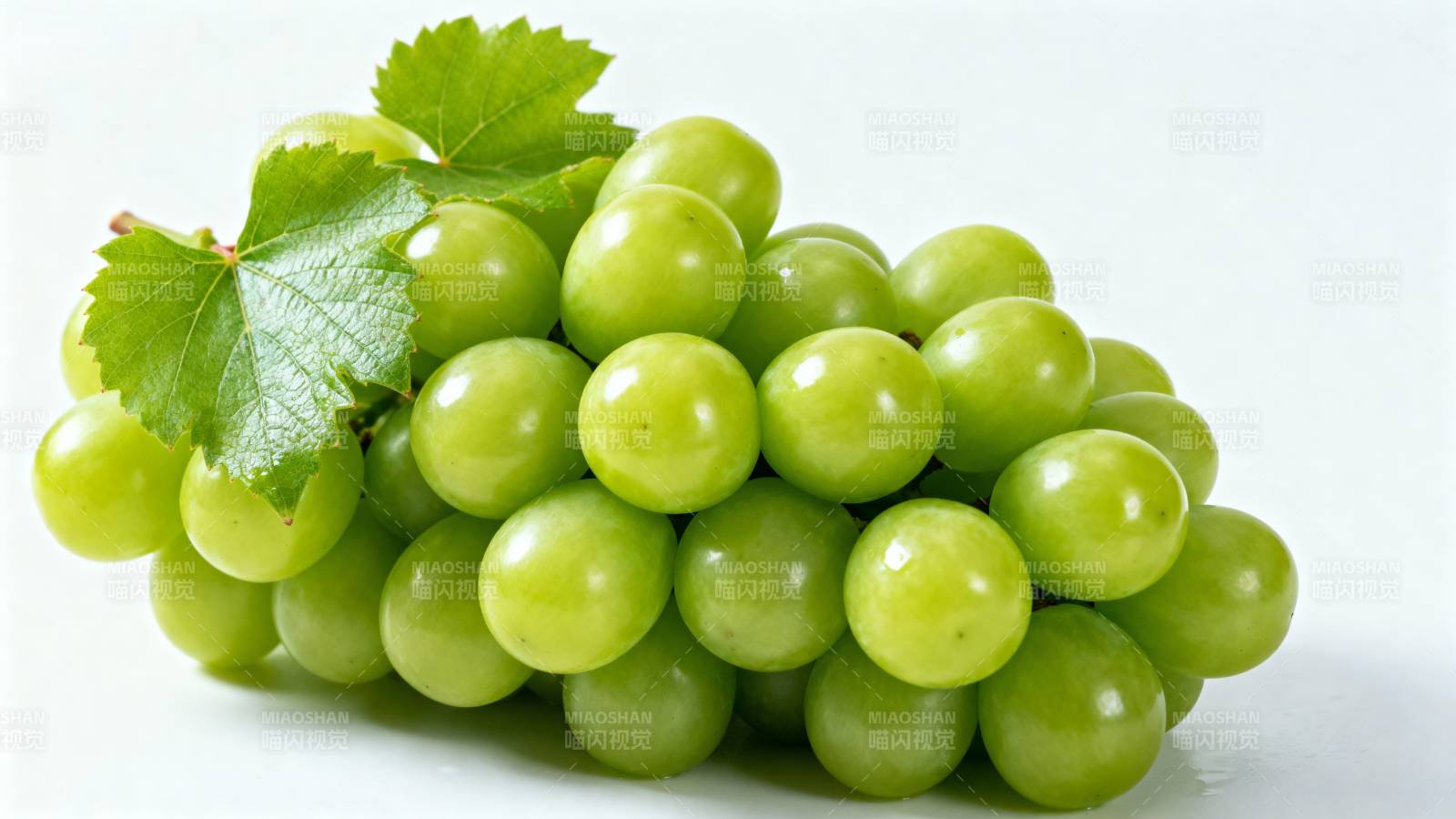 青翠葡萄簇图片