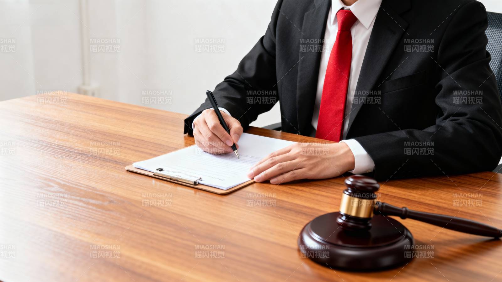 律师签署文件图片