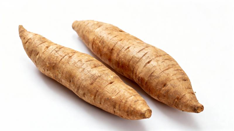 两根山药静置白底图片