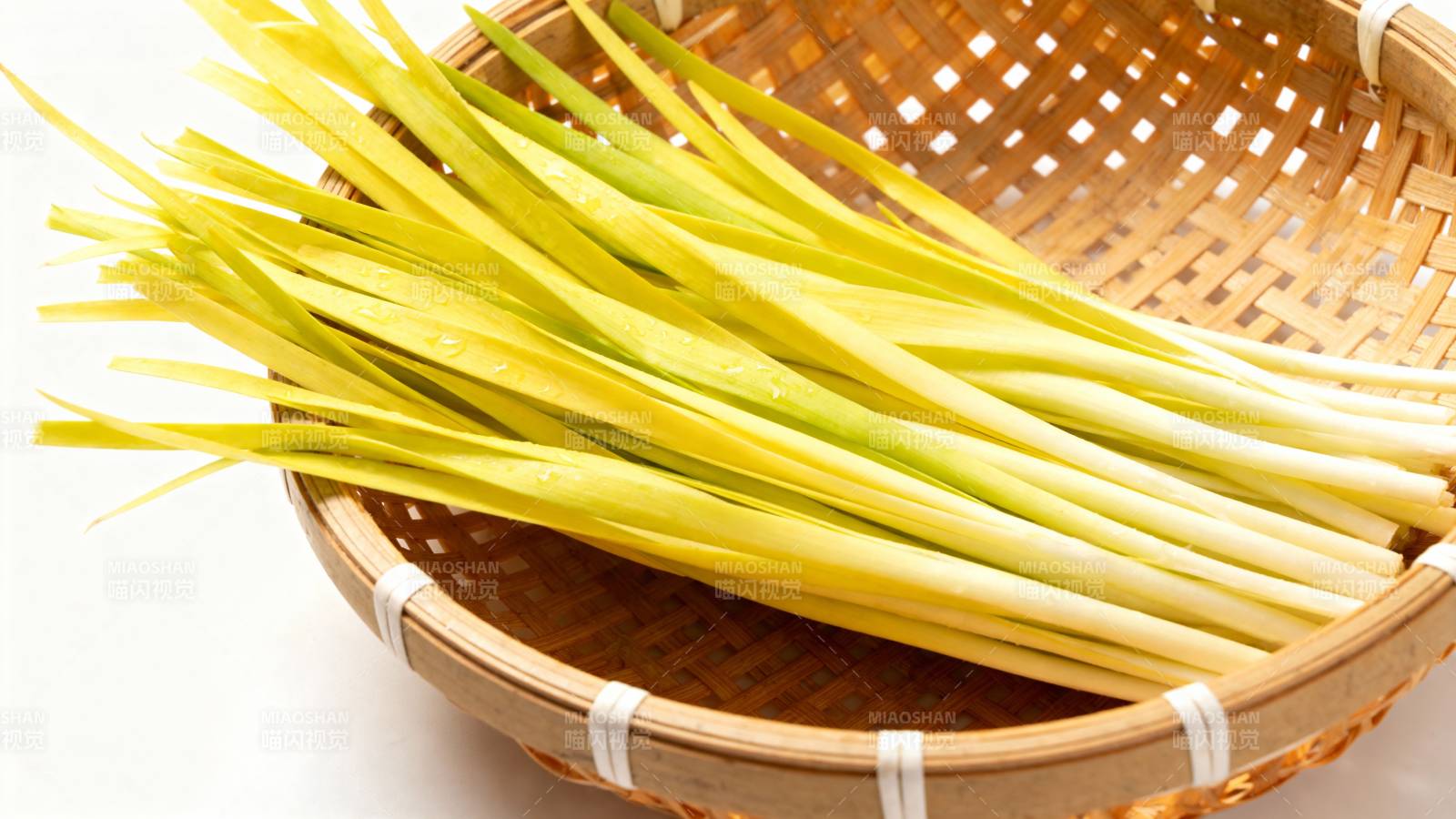新鲜韭黄入竹篮图片