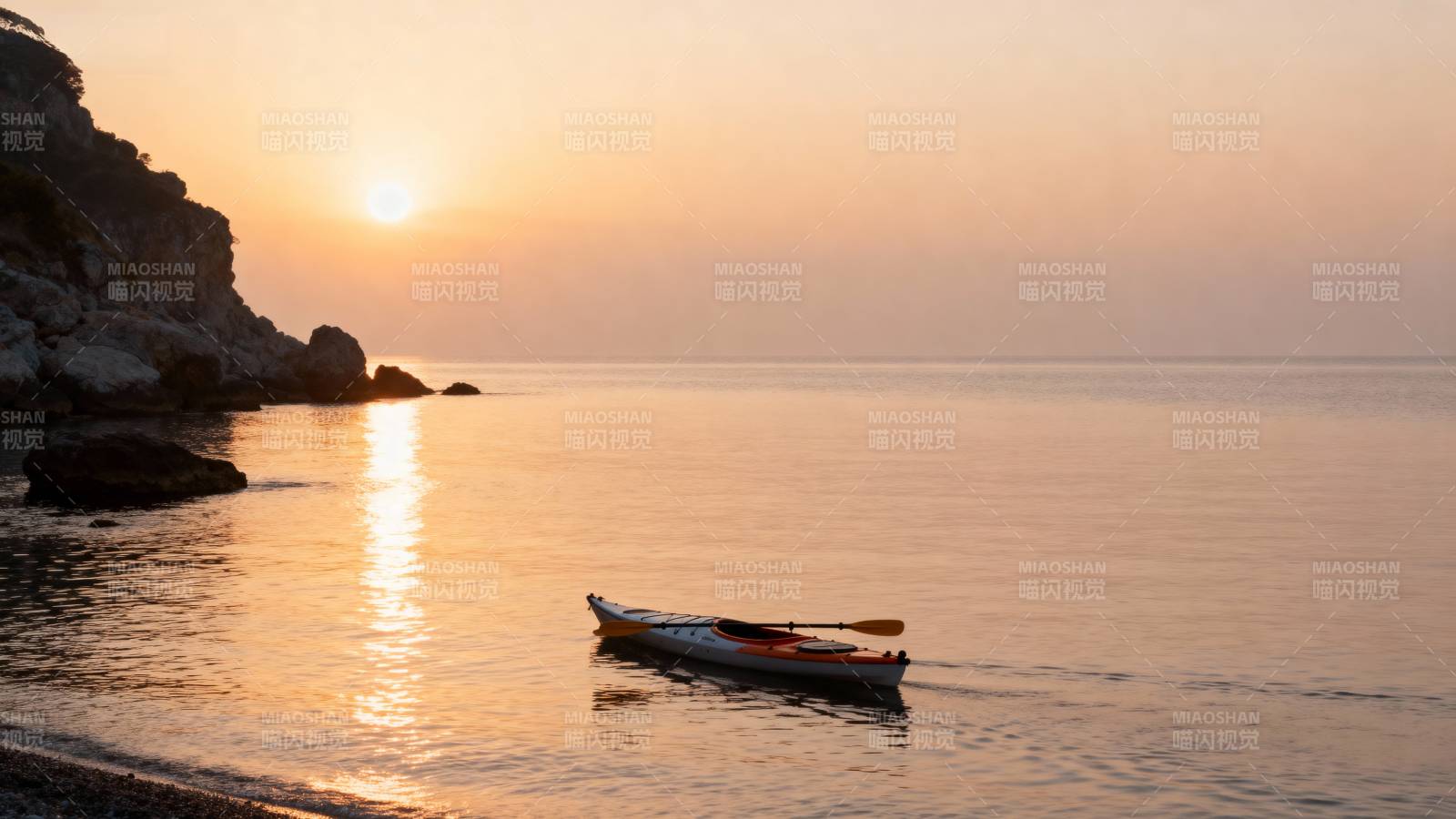 夕阳下的静谧海湾图片