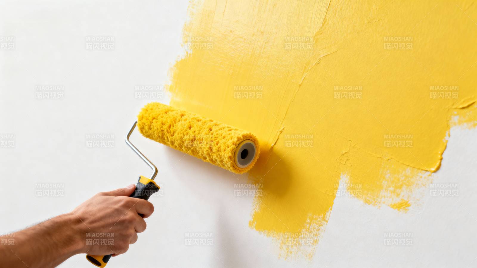 滚刷涂黄墙图片