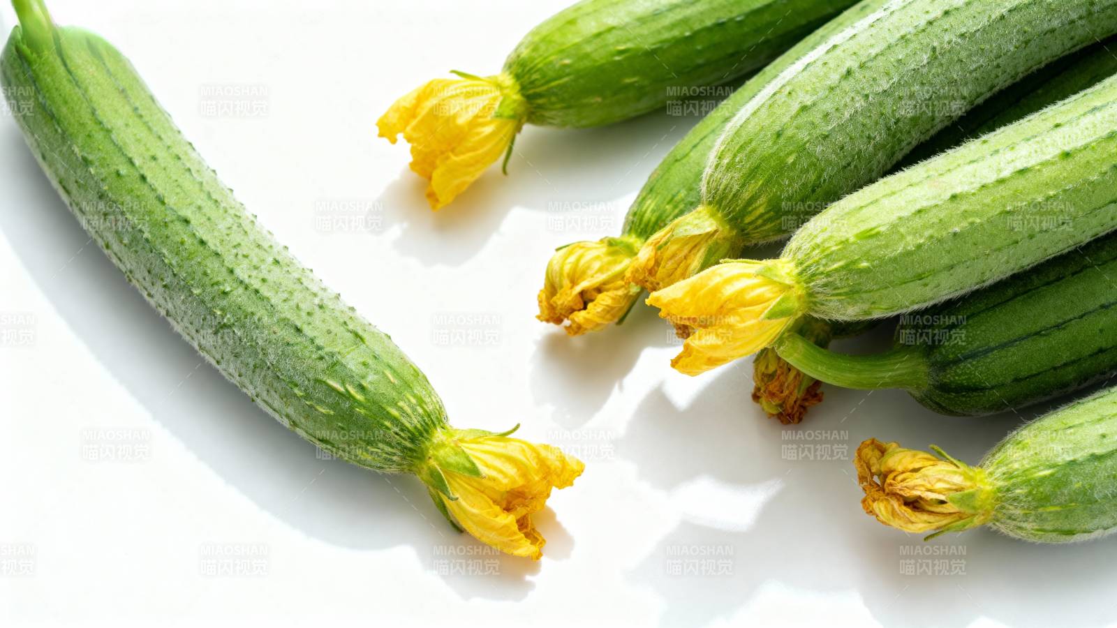 新鲜黄瓜带花图片