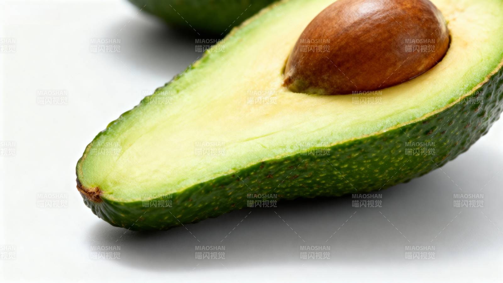 新鲜牛油果切片图片