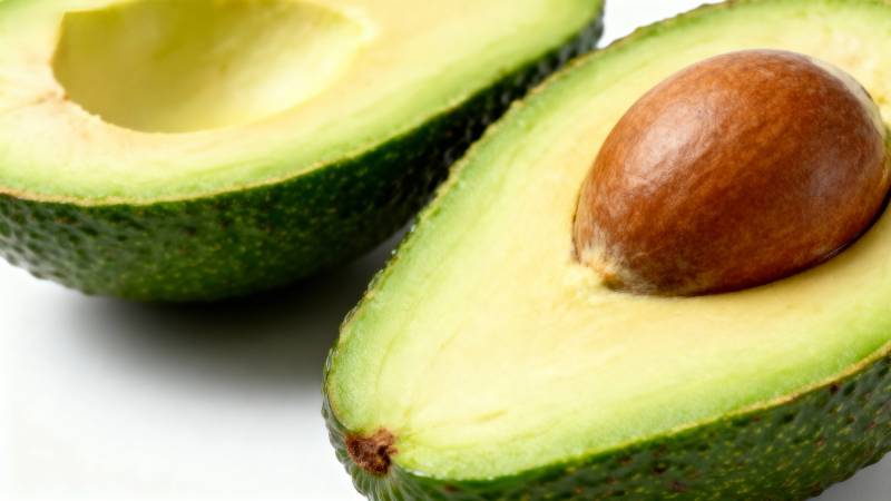 新鲜牛油果切开图片