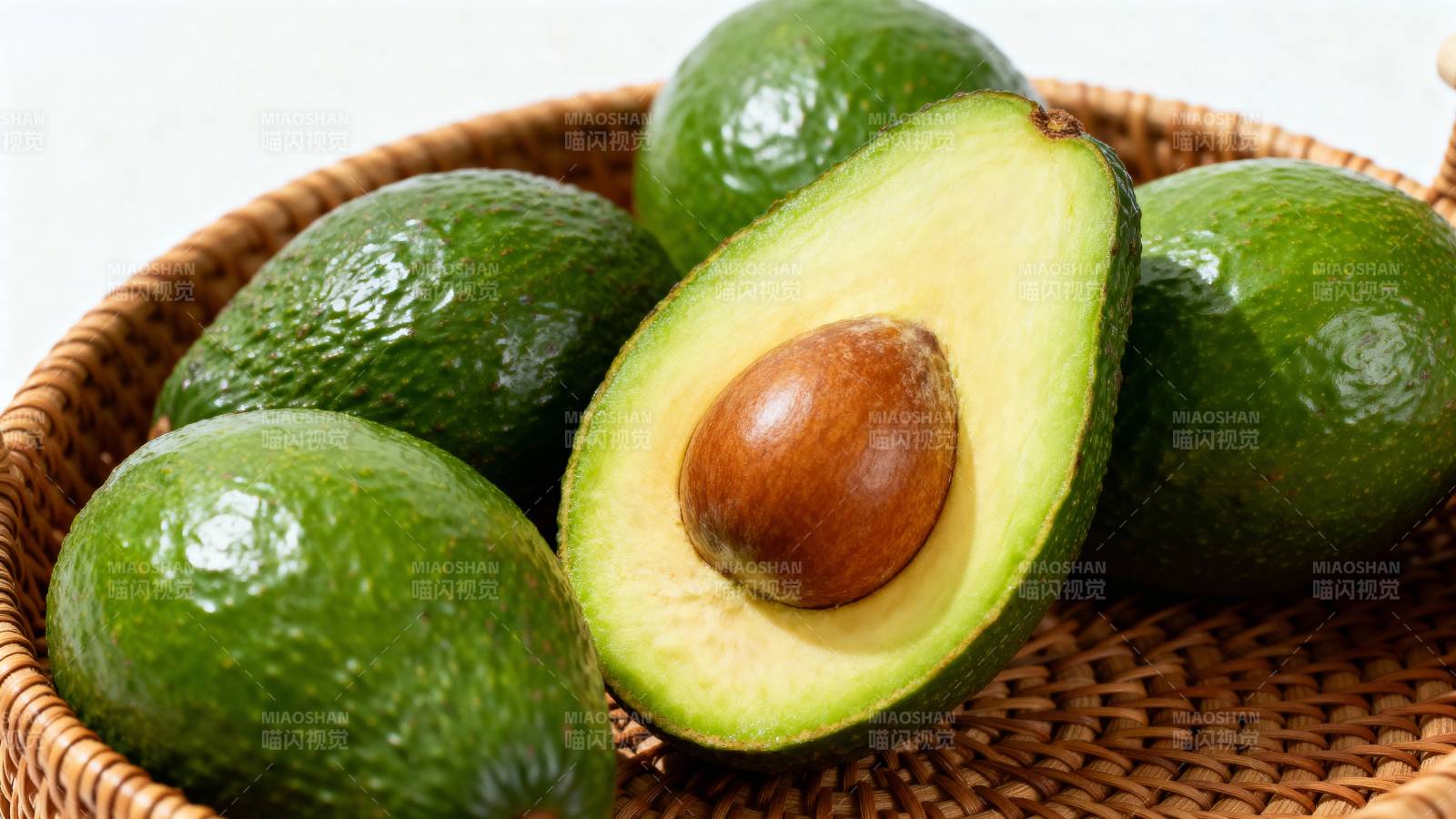 新鲜牛油果特写图片