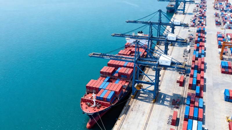 繁忙的集装箱港口图片