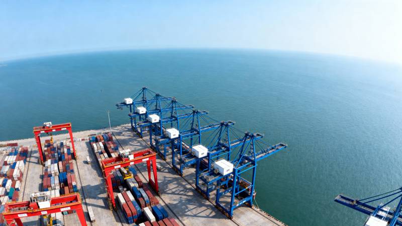 繁忙的港口集装箱码头图片