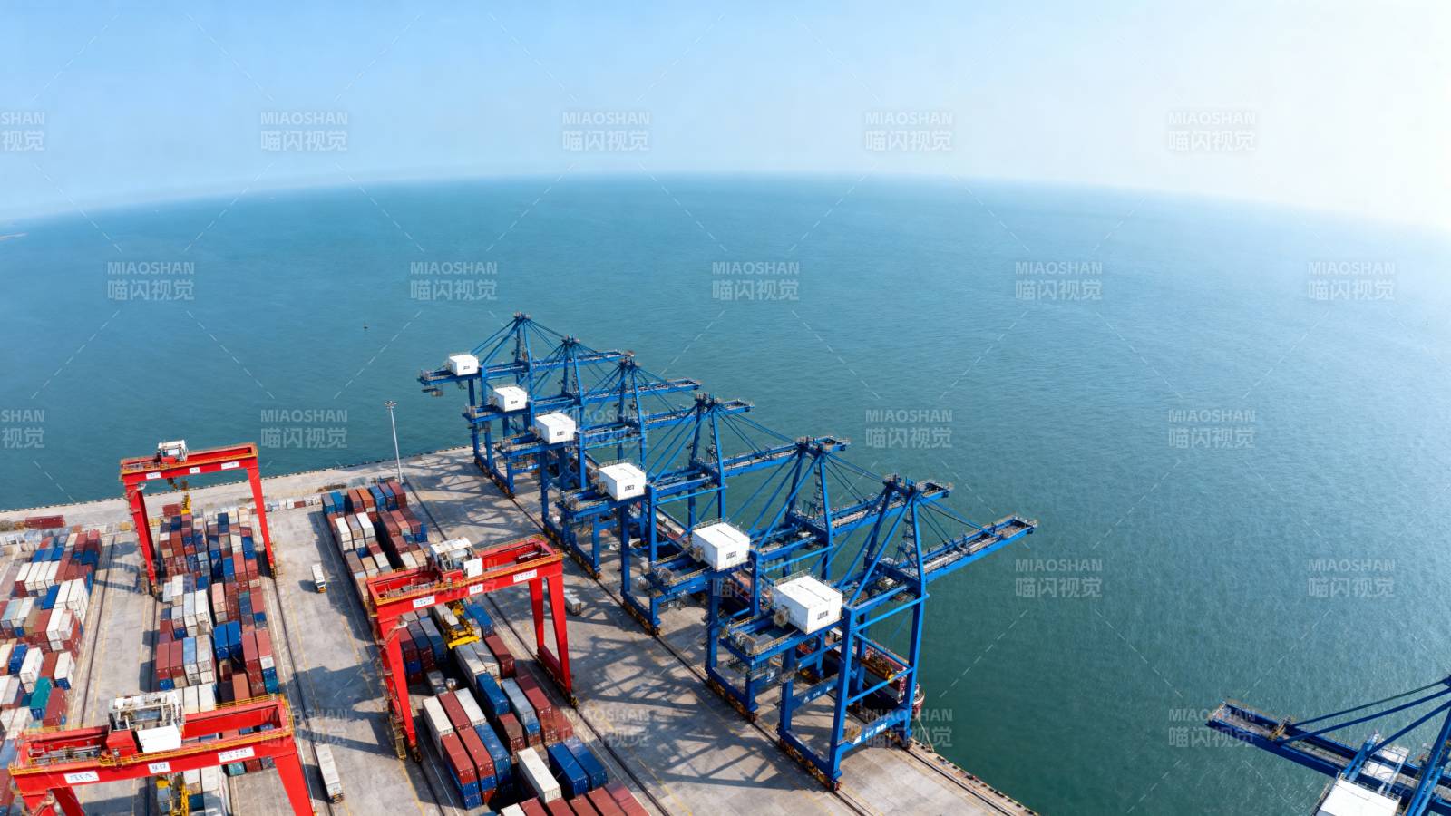 繁忙的港口集装箱码头图片