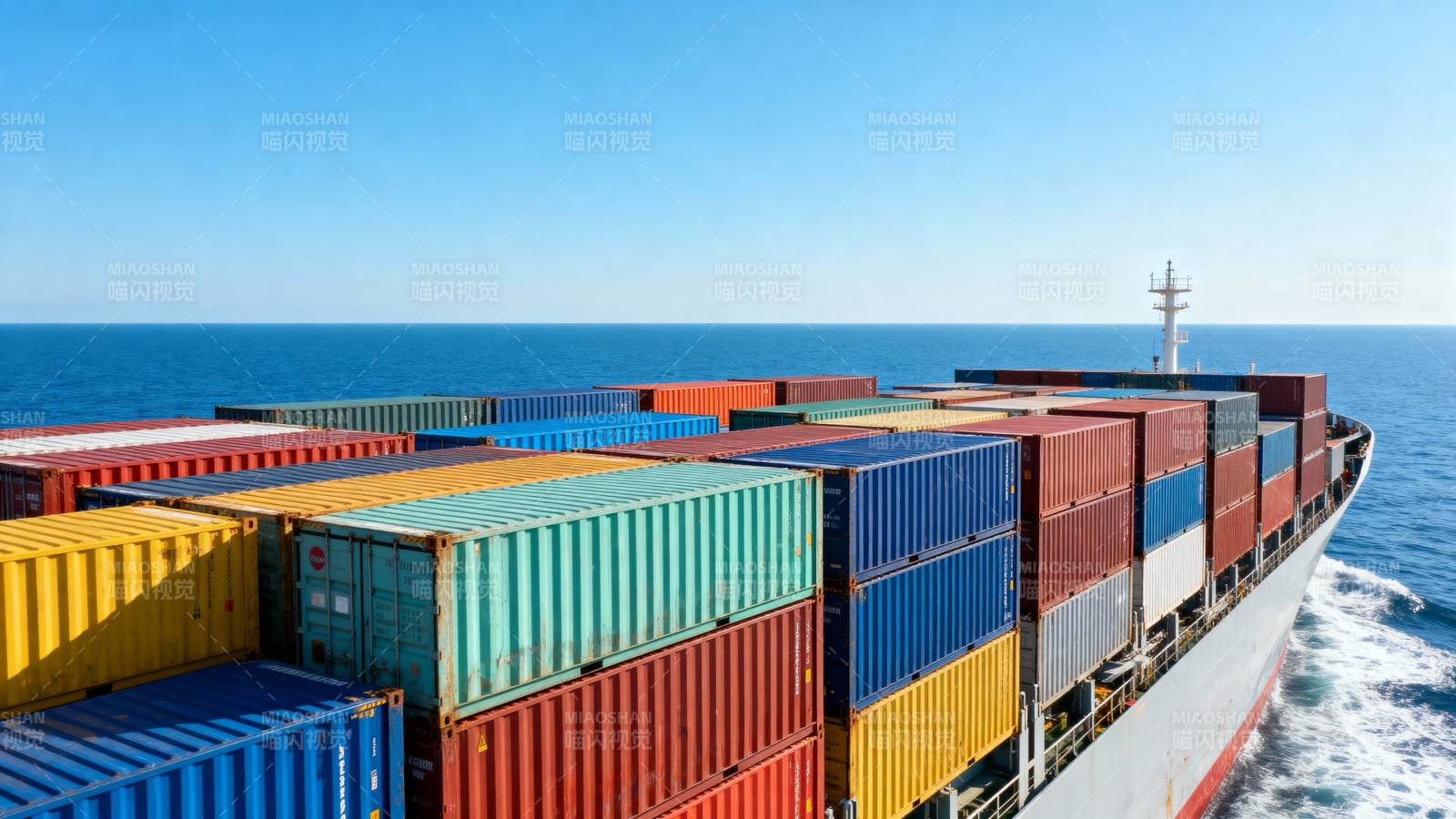 集装箱货轮航行图片