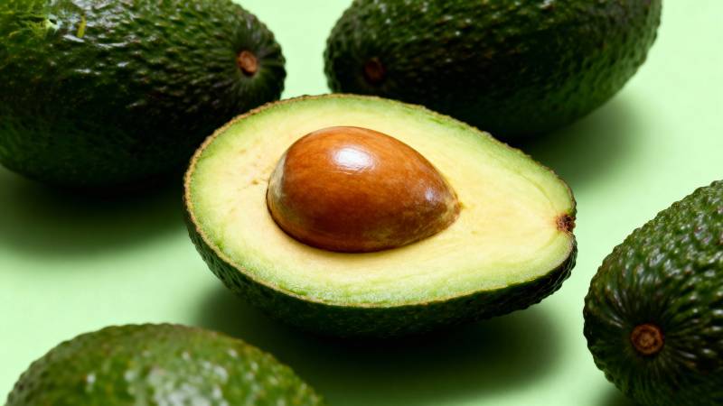 新鲜牛油果特写图片