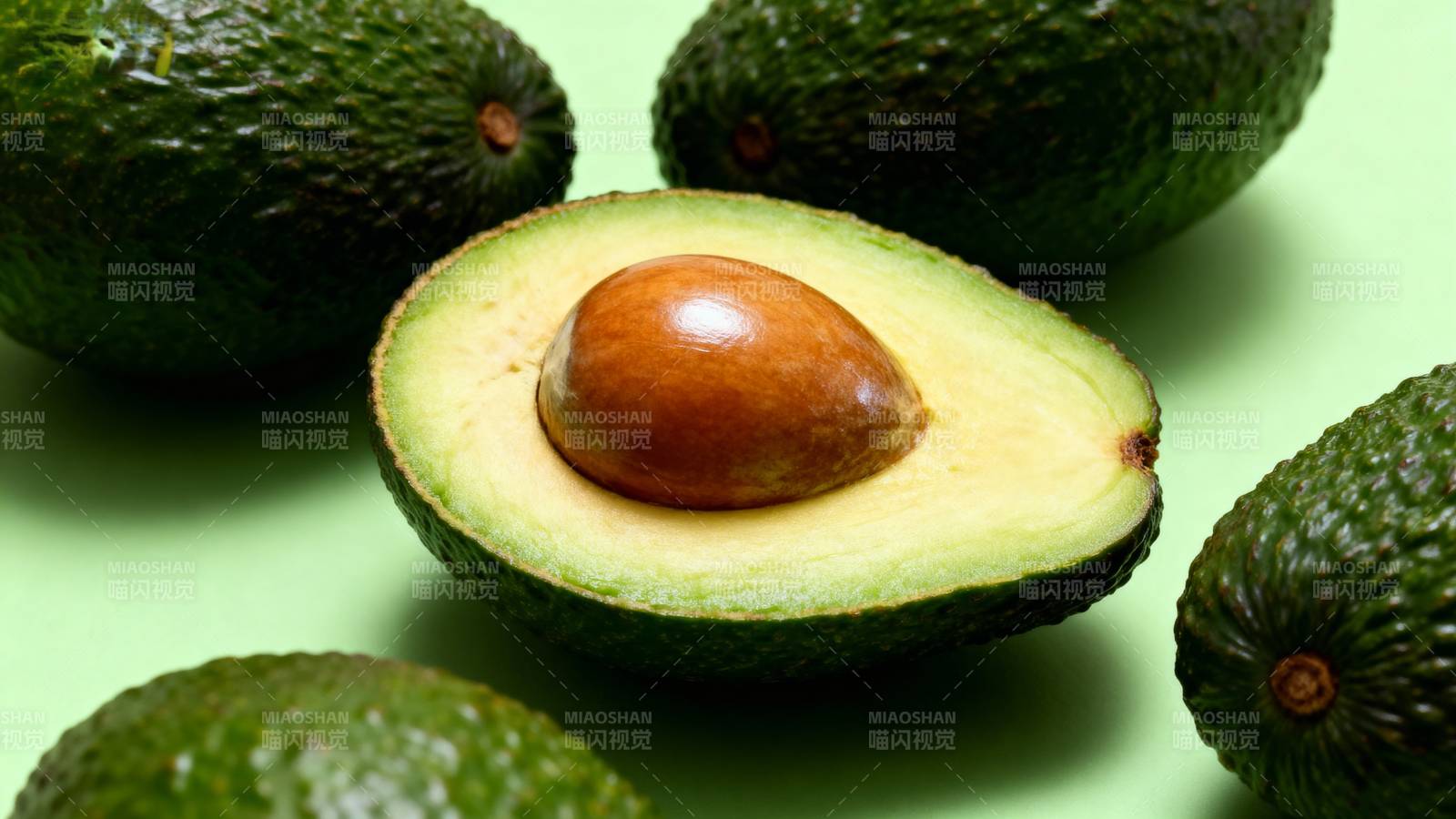 新鲜牛油果特写图片