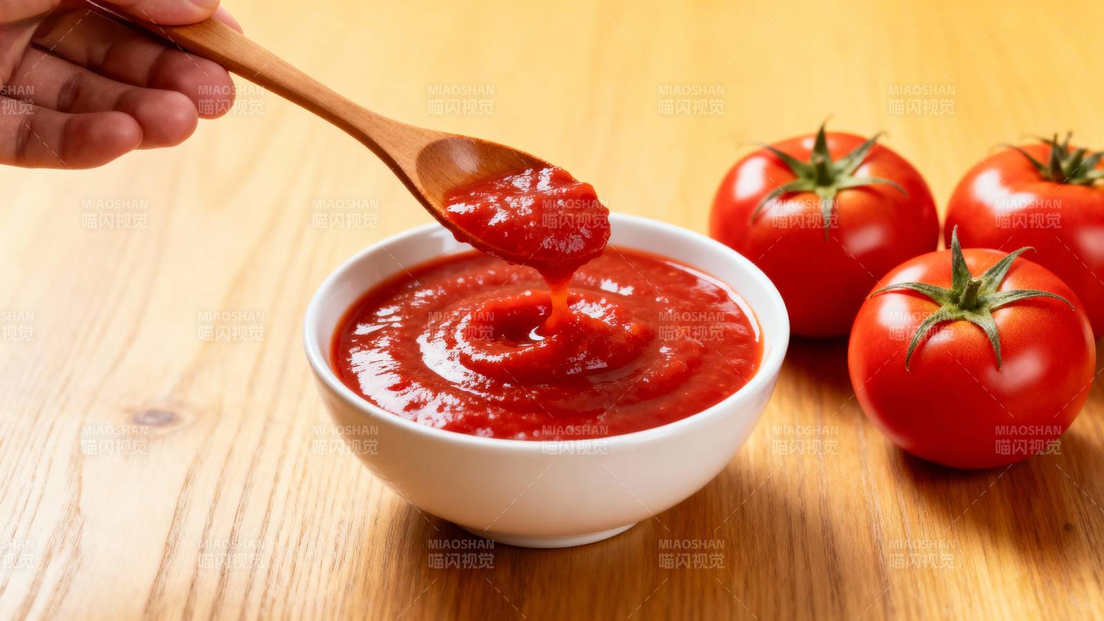 番茄酱与新鲜番茄图片