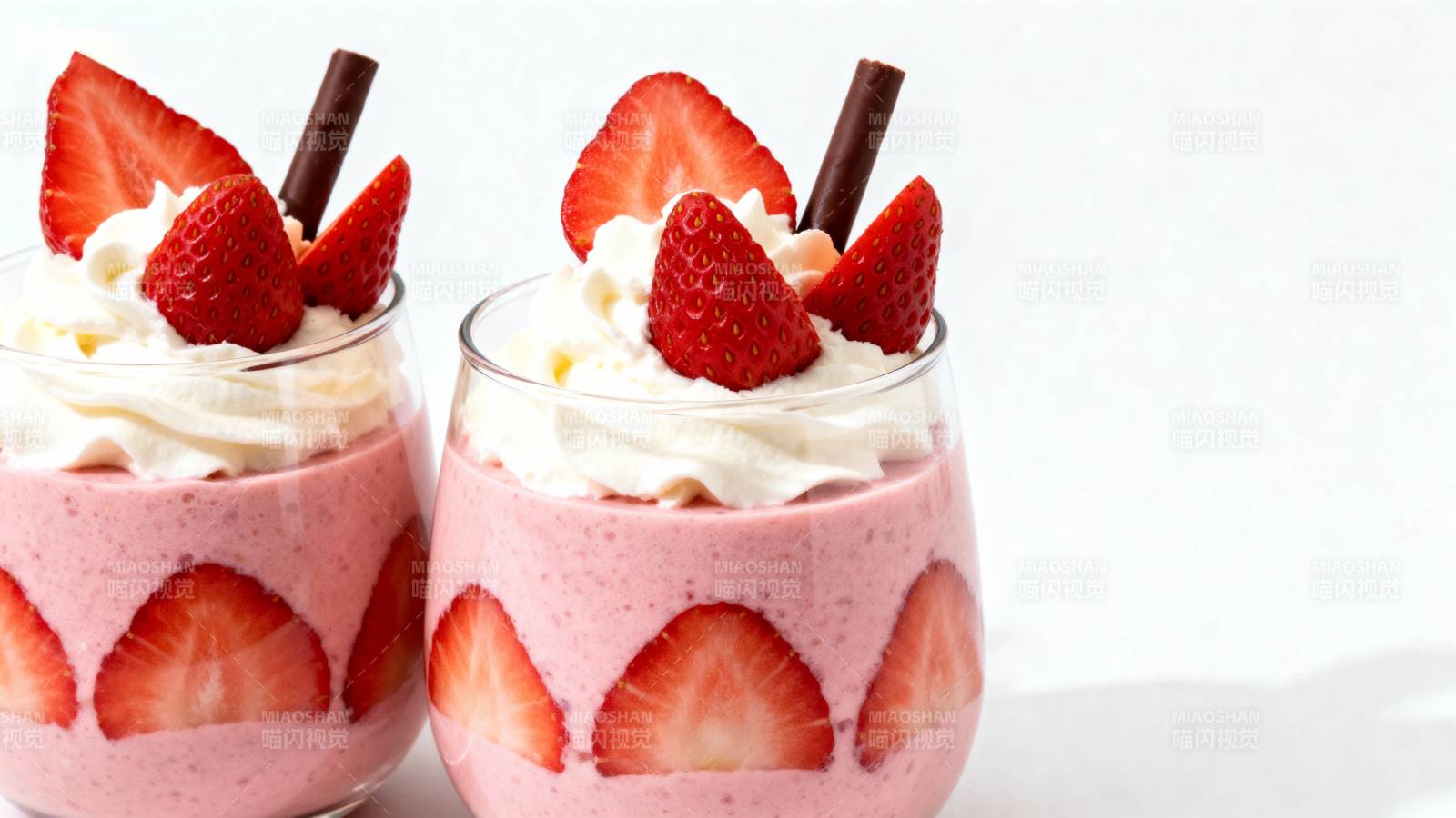 草莓奶昔杯图片