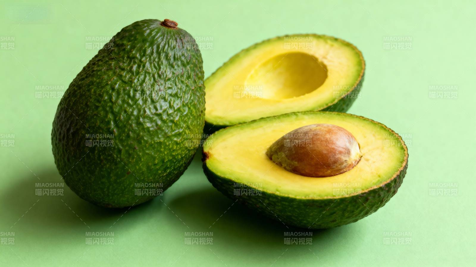 新鲜牛油果特写图片