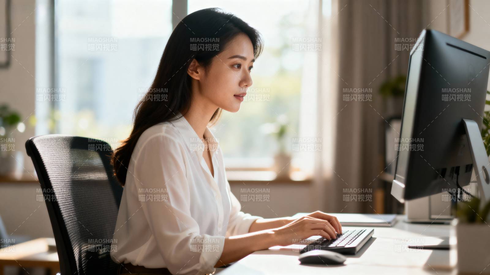 专注工作的女性图片