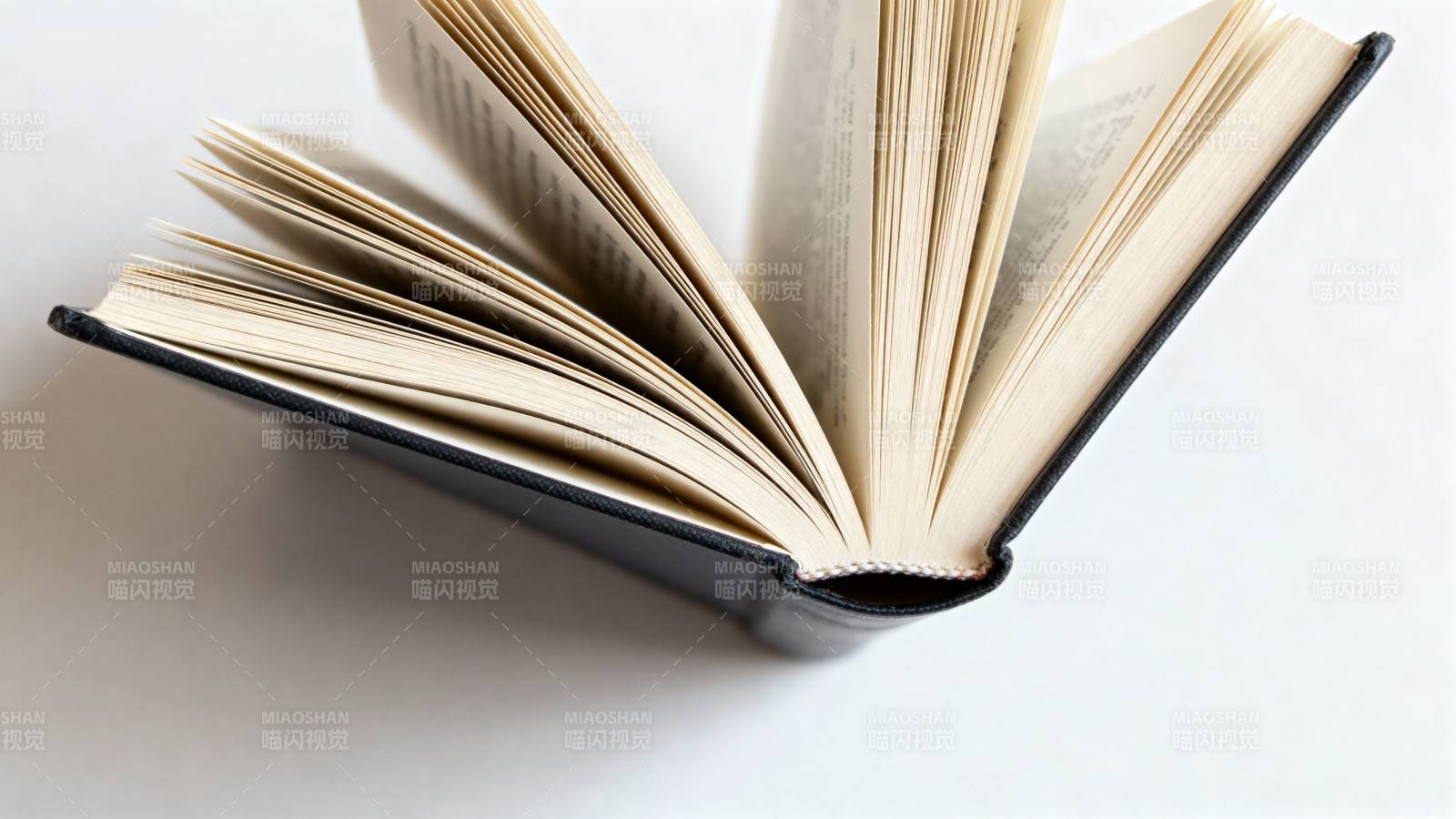 翻开的书页图片
