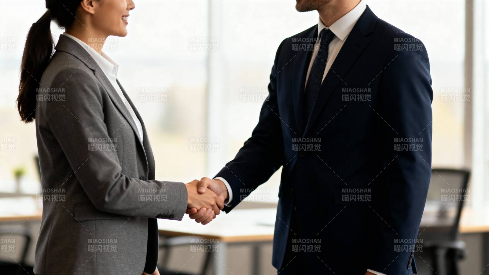商务握手合作瞬间图片