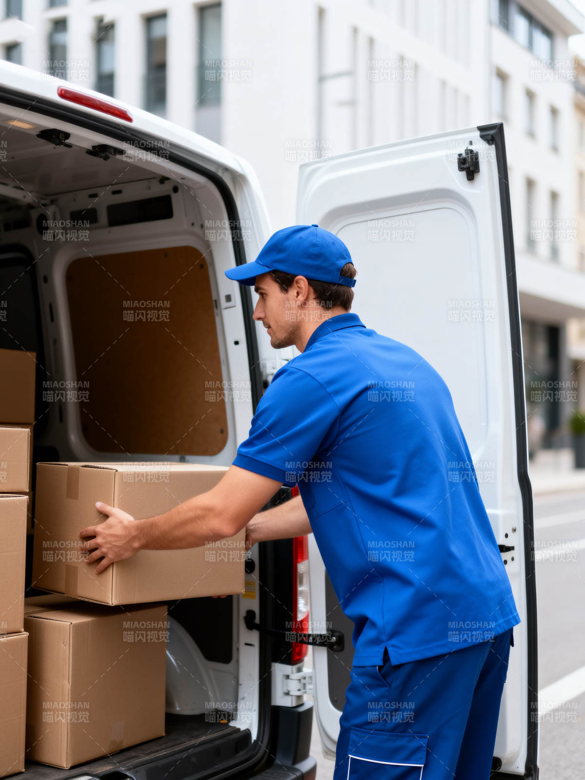 快递员装卸包裹图片