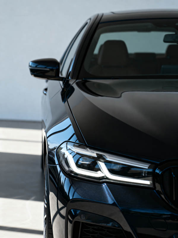 黑色轿车前脸特写图片