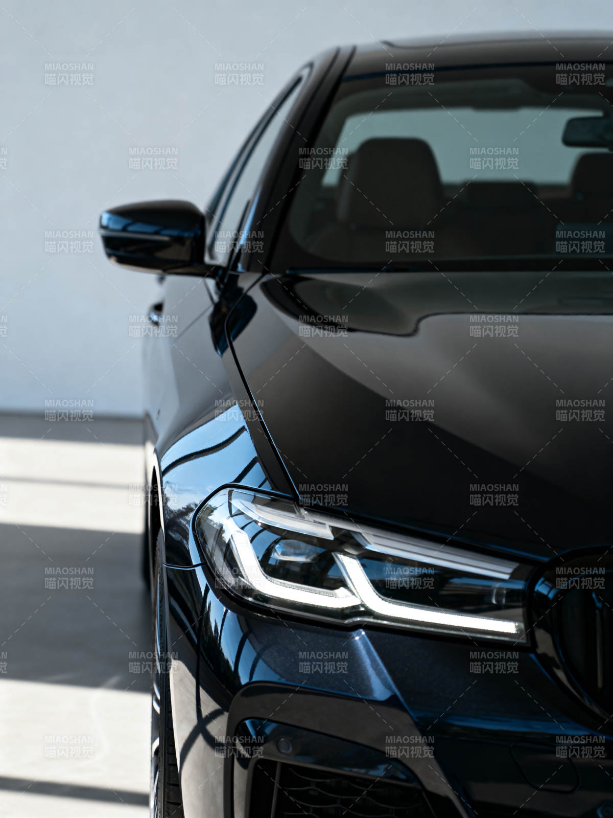 黑色轿车前脸特写图片