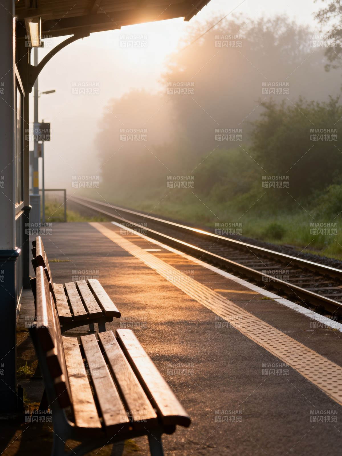 晨雾中的站台图片