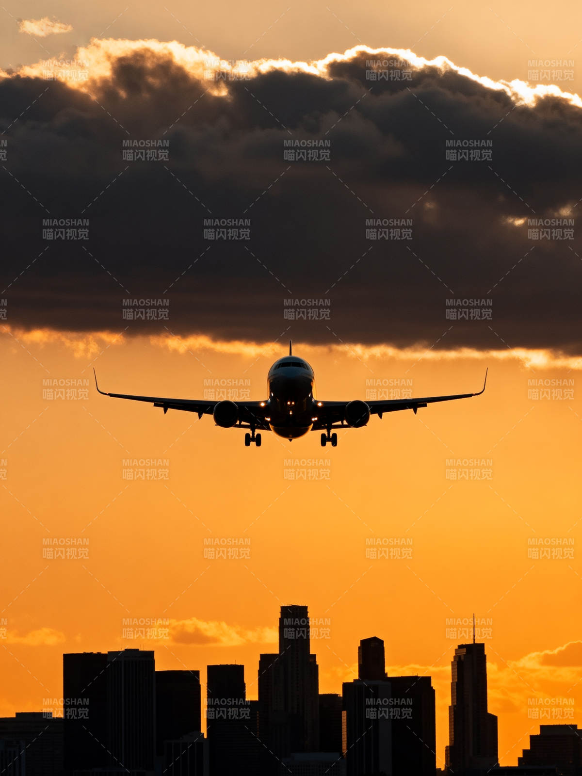 暮色中的飞机剪影图片