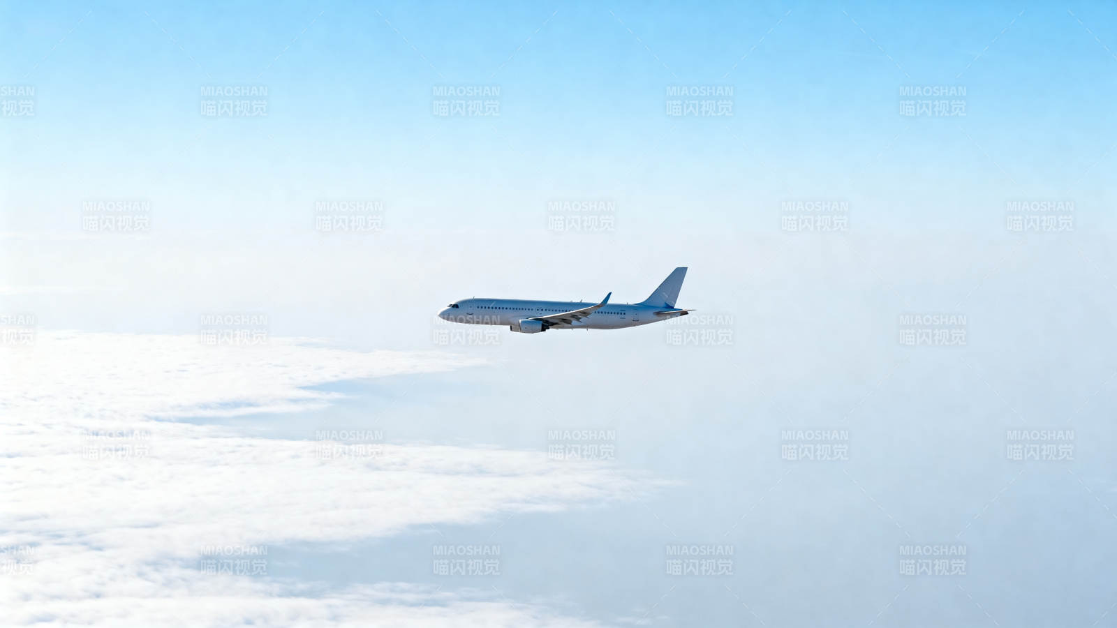 飞机翱翔云海间图片