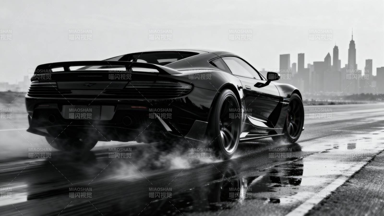 疾驰的黑色跑车图片