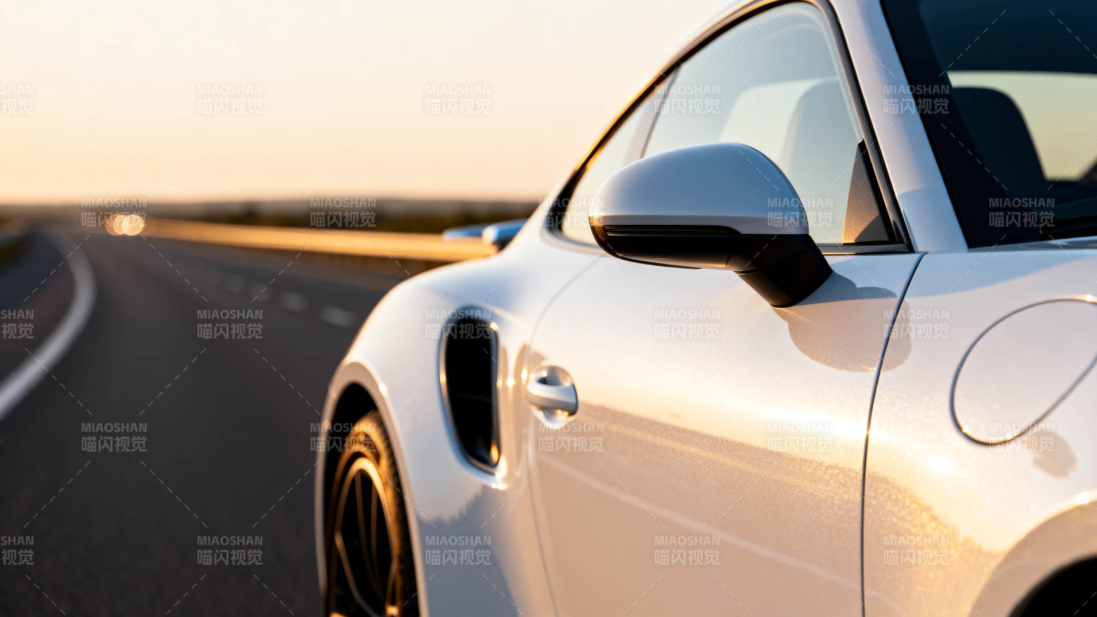 疾驰的白色跑车图片