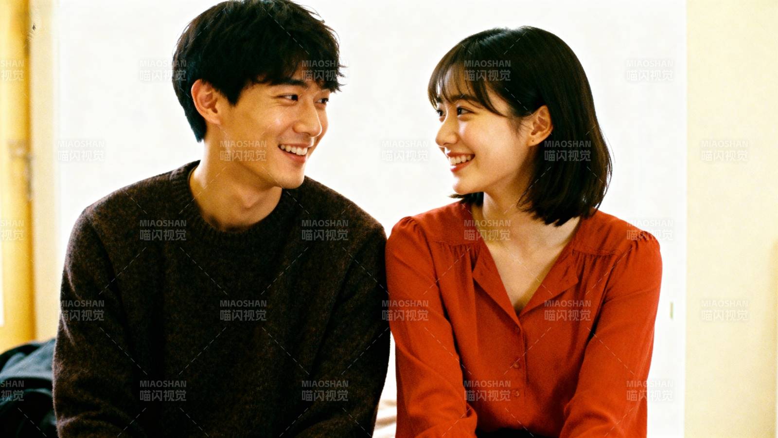 甜蜜微笑的恋人图片