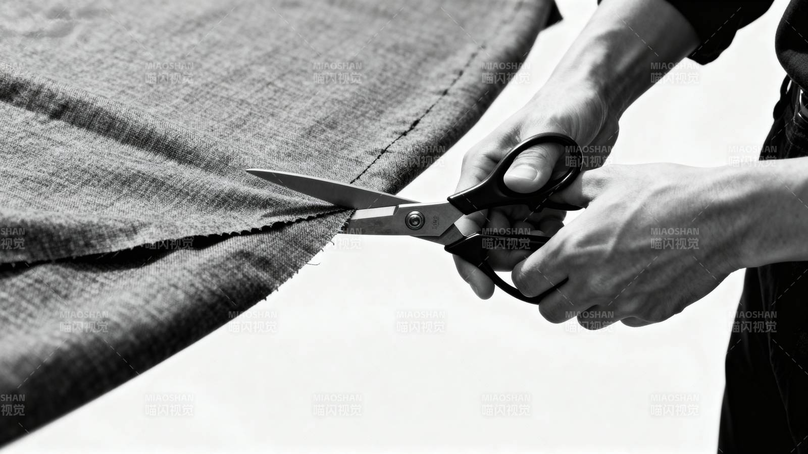 剪裁布料瞬间图片