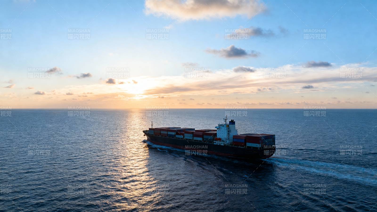 夕阳下的货轮航迹图片