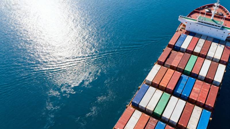 集装箱船航行海上图片