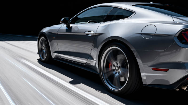 银色跑车疾驰路面上图片