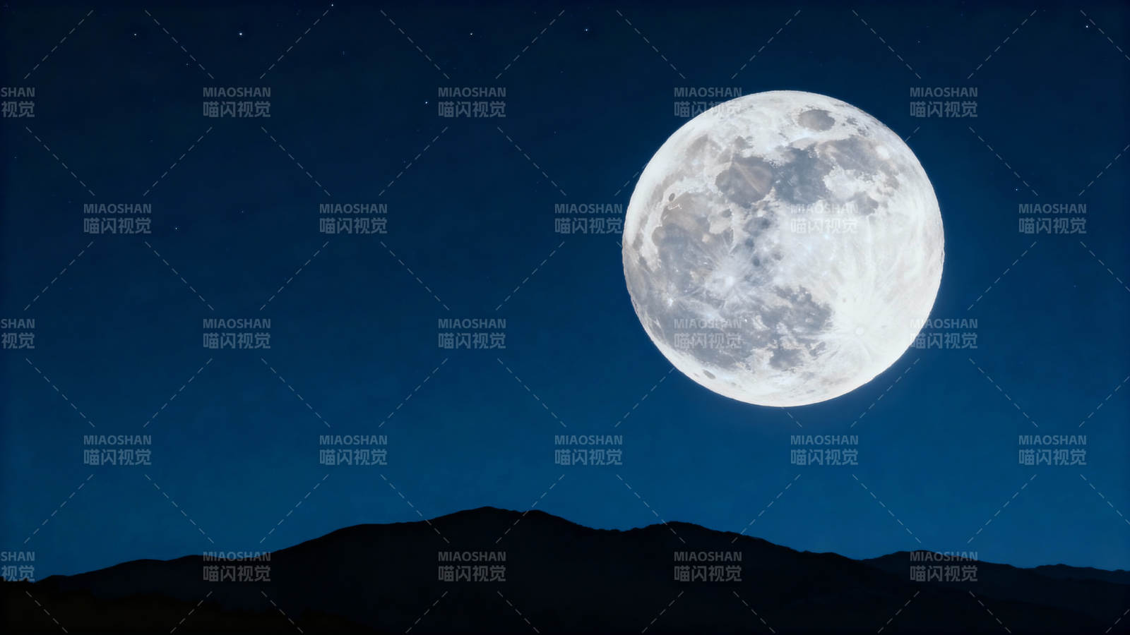 明月高悬夜空图片