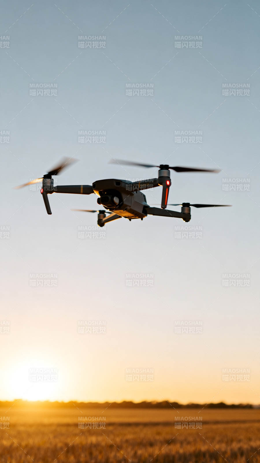 无人机翱翔日落时图片