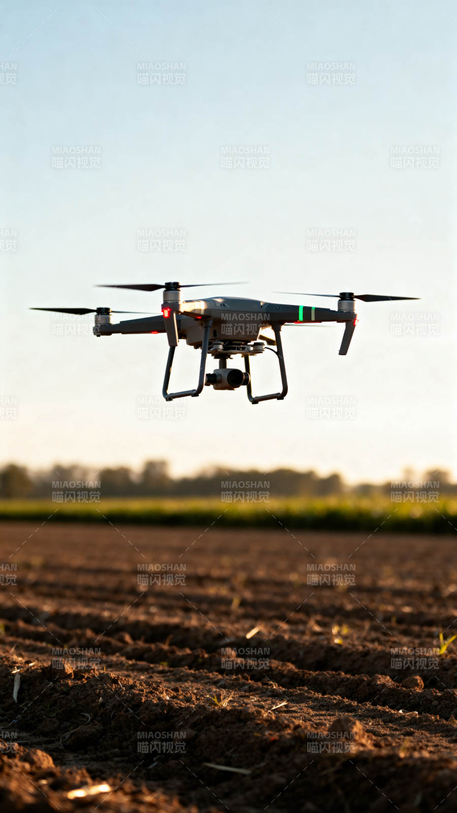 无人机飞越农田图片