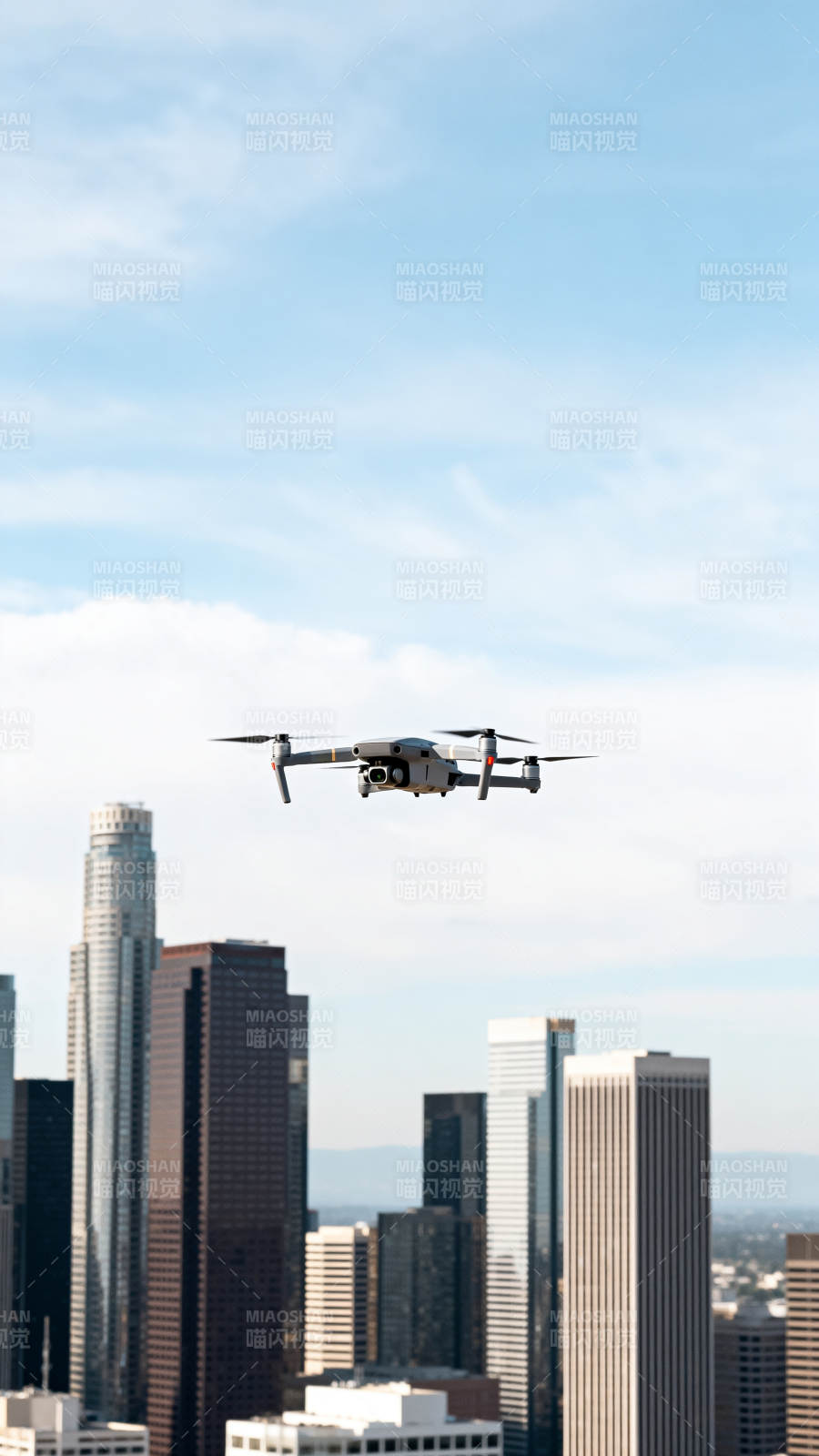 无人机翱翔城市上空图片