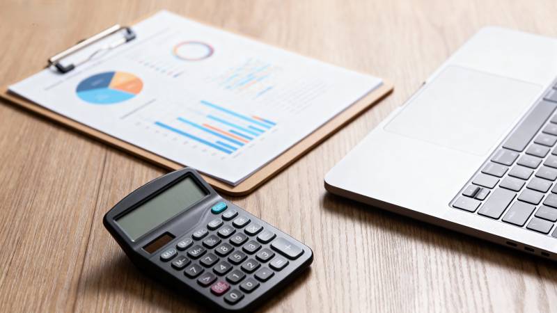 办公桌上的财务工具图片