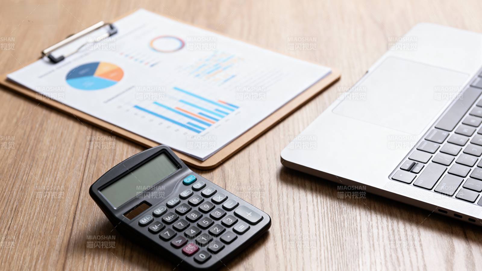 办公桌上的财务工具图片