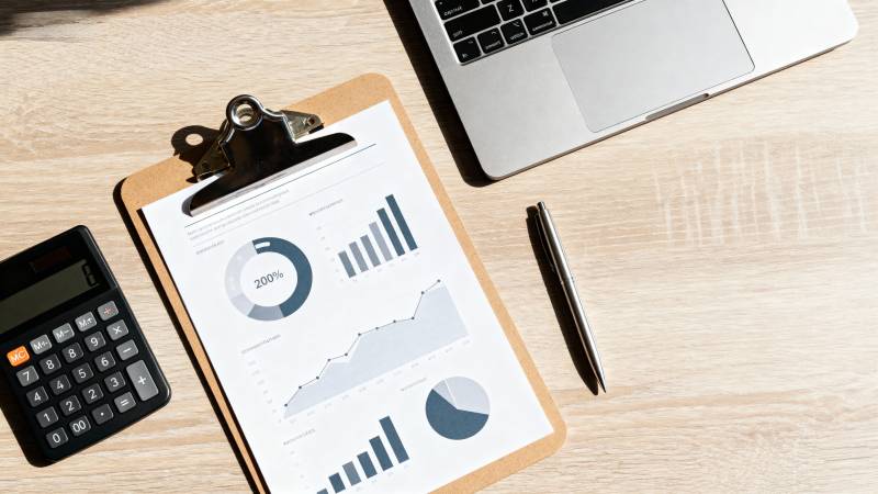 办公桌上的财务分析图片