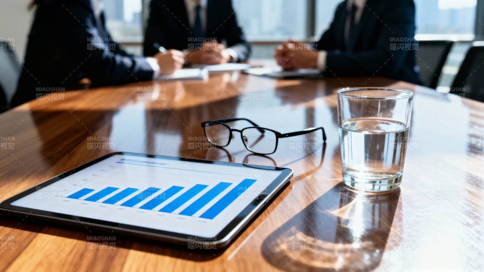 会议中的数据分析图片