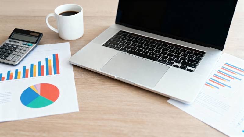 办公桌上的工作场景图片