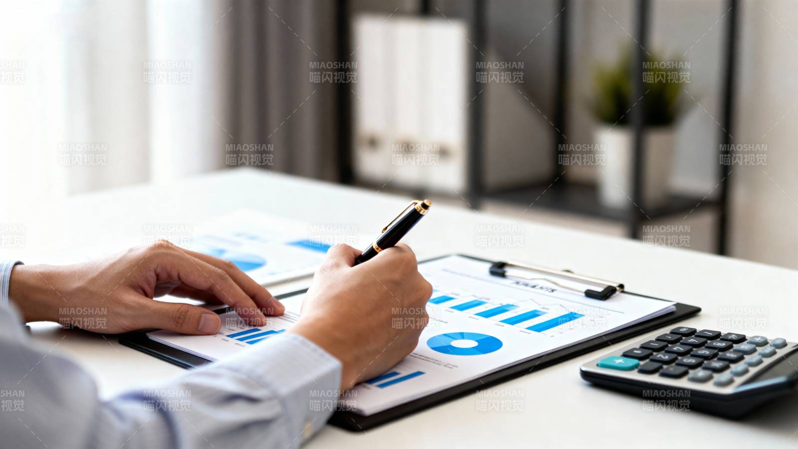 办公桌前分析数据图片