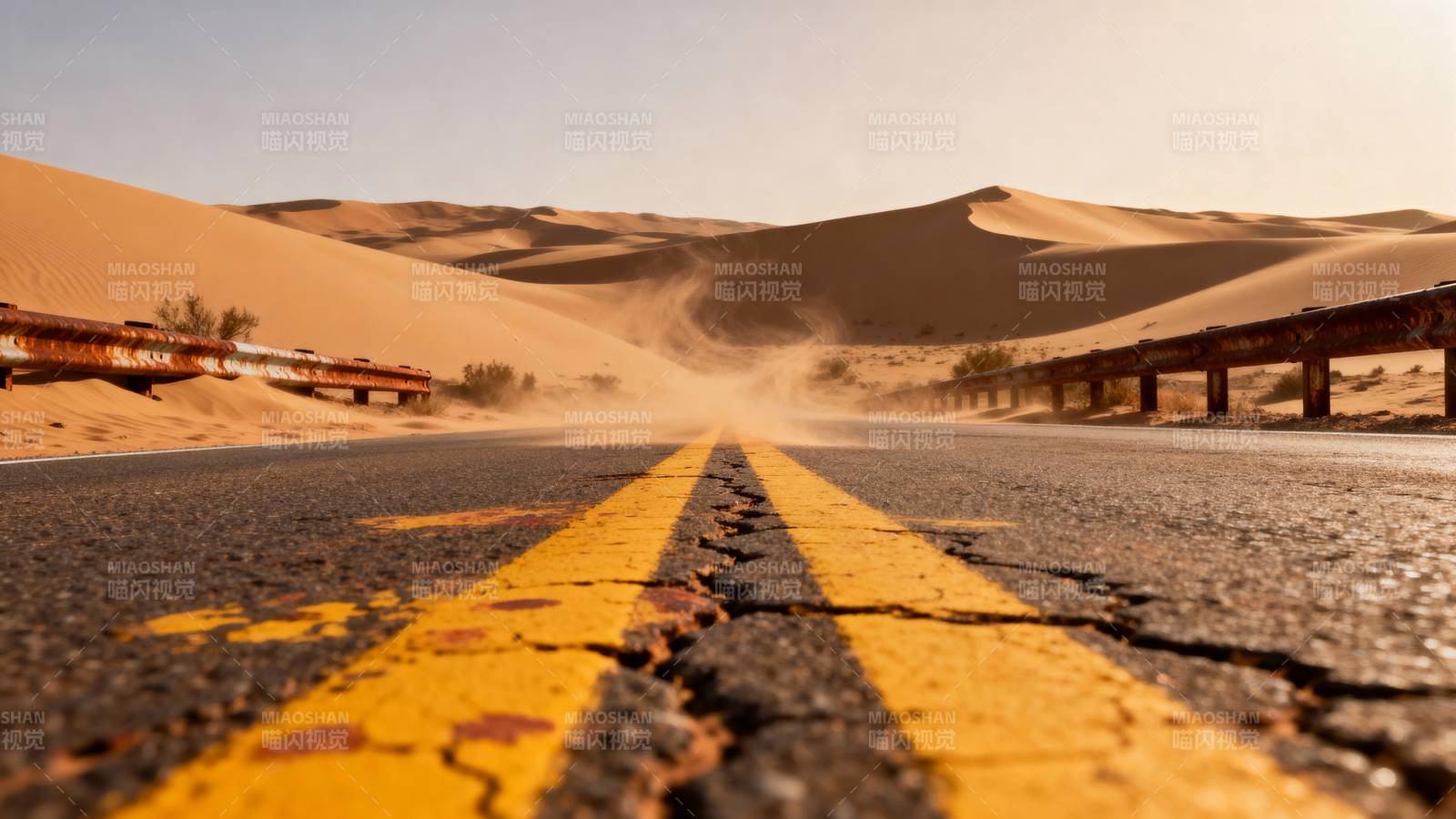 沙漠公路风沙起图片