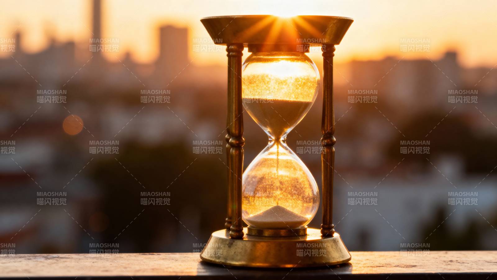 时光流转 夕阳下的沙漏图片